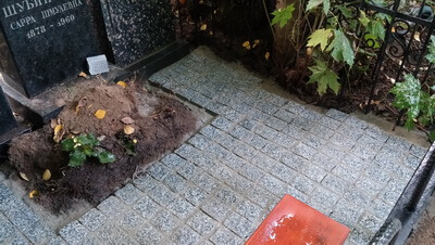 Вид могилы после укладки брусчатки, в данной работе брусчатка пиленная с двух сторон