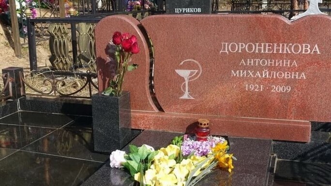 Гранитная ваза с цветами